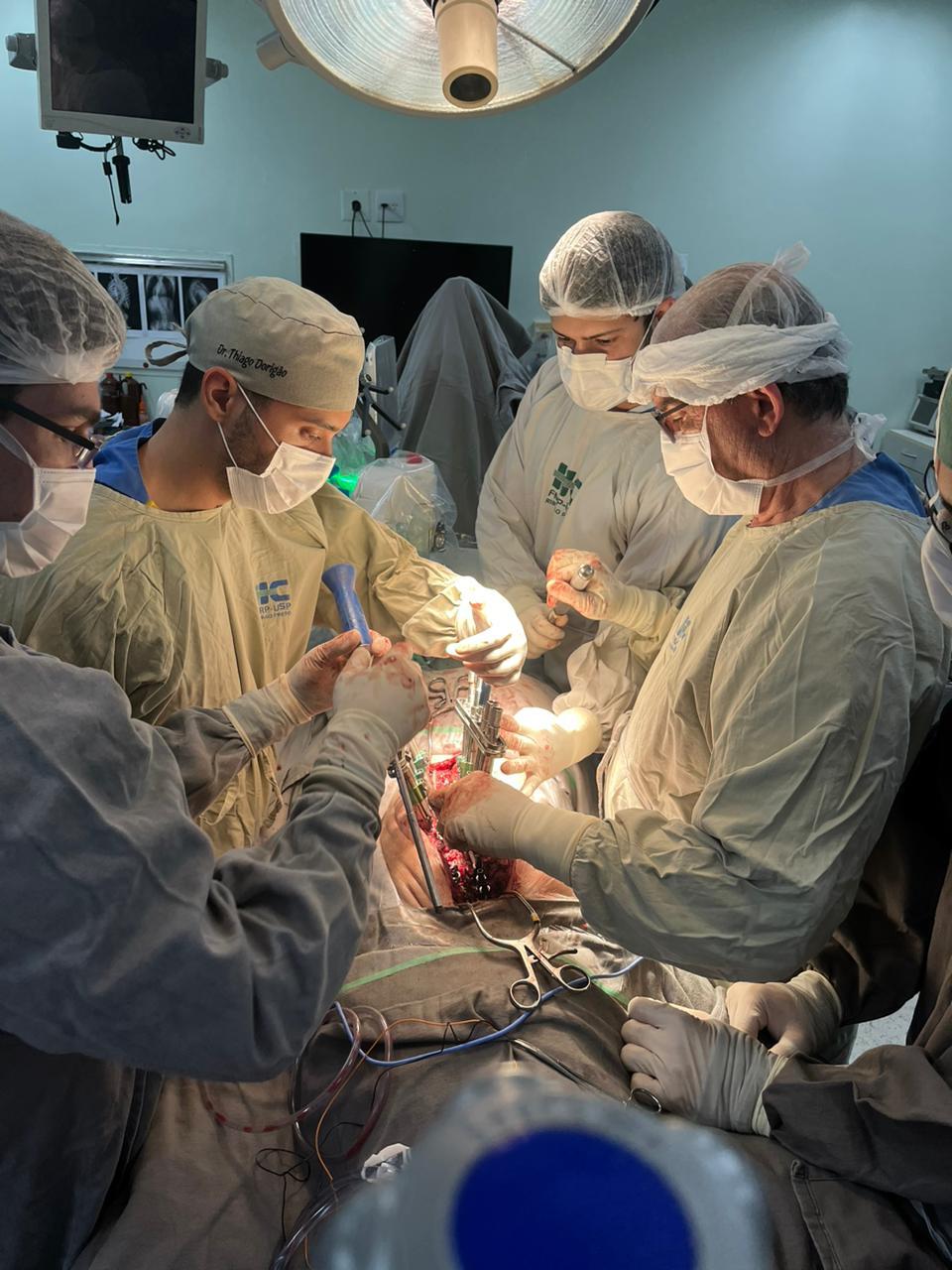 Cirurgia de escoliose — correção do desvio da coluna vertebral